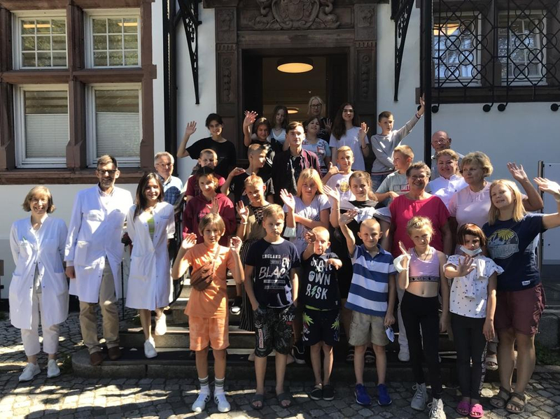 Gruppenbild der ukrainischen Kinder mit dem Manhagen Ärzteteam